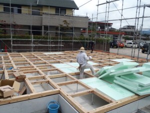 鉄筋コンクリート造の基礎の上に土台を設置します